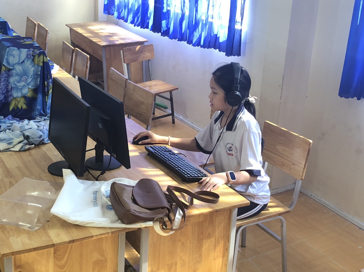 Trường TH Mỹ Hương A tổ chức thi IOE cấp Quốc Gia tại phòng máy vi tính.